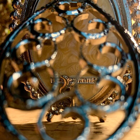 Jay Strongwater opalescent white oval frame with brilliant Swarovski chrystals - Picture 6 of 14